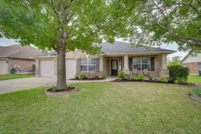 Image de Pet-Friendly home in Round Rock Escape w/ Hot Tub. Two miles from Kalahari