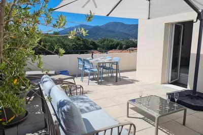 Image de T3 moderne avec grande terrasse, climatisation et parking à 10 min de la plage