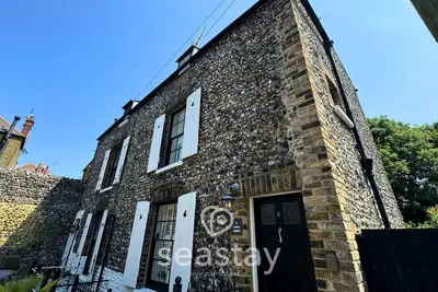 Image de Starfish Cottage is a charming retreat in Broadstairs, sleeping six, 30 seconds from the beach