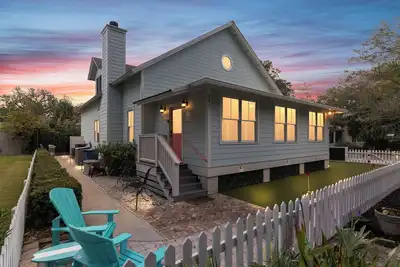 Image de The B. E. A. C. H. House in the Village, Sleeps 12