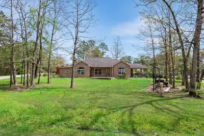 Image de Tremendous Family Home on the Curve! 3-bedrooms close to the lake and amenities
