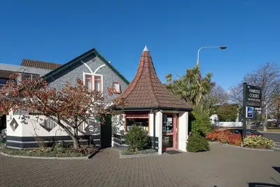 Image de Centrally located - Amross Court