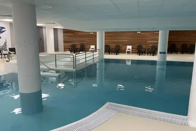 Image de 80m du centre station, 1er étage, vue pistes de ski, piscine, balcon, télévision, casier à ski, 38m²
