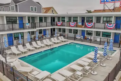 Image de Your  Oasis awaits! Steps to the Beach and pool. Close to everything in Nww