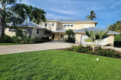 Image de On the gulf is a luxury beach front home with unforgettable sunset views.