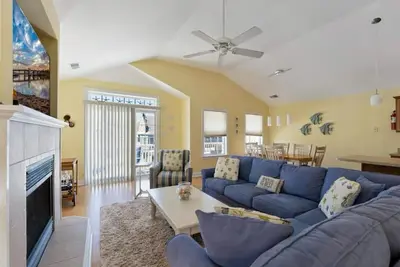 Image de Beautiful, 3 bed, 2 bath, Cozy Condo just minutes from Boardwalk & Beach Access!