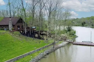 Image de Take it easy at this unique, tranquil, and shorefront getaway.