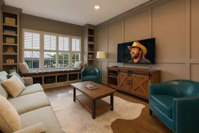 Image de WeHo Indie Villa - 3br/3bth - 1. 3 Miles to Geodis