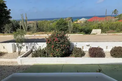 Image de Quaint bungalow overlooking the Caribbean. A short 8 minute walk to Baby Beach