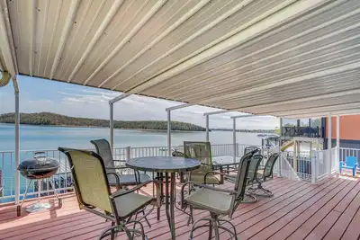 Image de Shared Dock at Waterfront Lake of the Ozarks Home