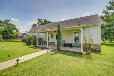 Image de Eufaula Getaway w\/ Patio, Walk to Beach + Marina!