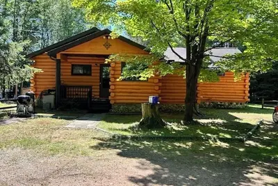 Image de Cabin on Crystal Lake located on the Three Lakes Chain of Lakes.