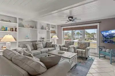 Image de Coastal 3br Bungalow with Intracoastal Water Views on Oak Island