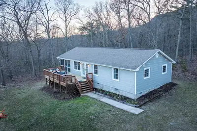 New Cozy Secluded Mountain Cabin: Hot Tub with Views, Pets Ok, Firepit & Smores