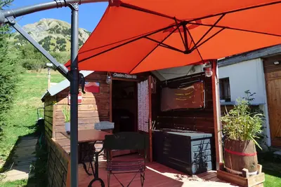 Image de Cabane Face aux Glaciers (mai>octobre) en jardin arboré pour 2 maxi, douche ext