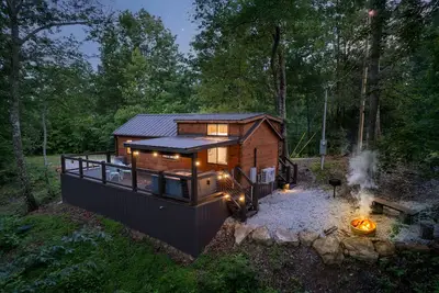 Image de The Mighty Acorn, Bungalow is a delightful cozy tiny home in the woods.