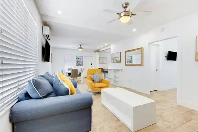 Image de Spacious 1 Bedroom Apartment, Steps from the beach