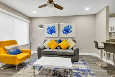 Image de Cozy Two Bedroom Apartment, Steps from the beach