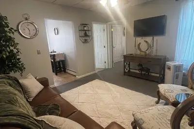 Image de Cozy 1-bedroom house in welcoming East Hartford with Ac, WiFi and much more.