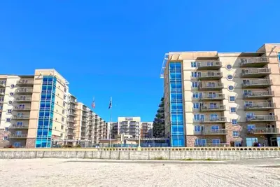 Image de Spacious & fully equipped 1 bedroom apartment ; prime Seaside beach location.