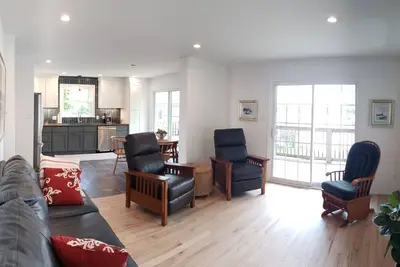 Image de Lakefront newly renovated 3-bedroom house with two Kitchens in tranquil Windham