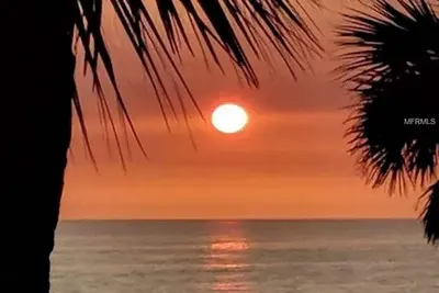 Image de Cozy 3-bedroom beachfront condo with WiFi, Ac in charming Madeira Beach