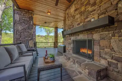Image de Mountain Meadow Villa | Your Ultimate Mountain Getaway with a Hole-in-One View!