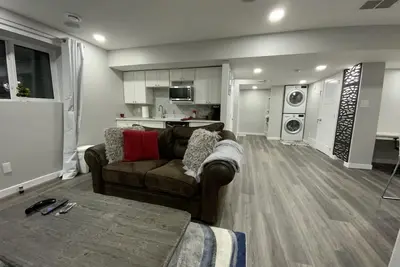 Image de Cozy Modern 1 Bedroom Basement Suite with Fireplace, Ac, & Seperate Entrance