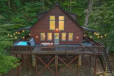 Image de Cabin Retreat - Minutes to Nada Tunnel + Natural Bridge Sp - Hot Tub w\/views
