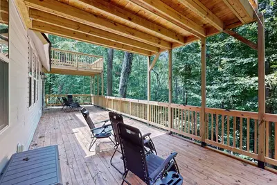 Image de Cozy & restful treehouse style home with a gas grill & Ac
