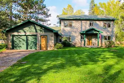 Image de Charming Lakefront home with dock, kayaks, fireplace and patio