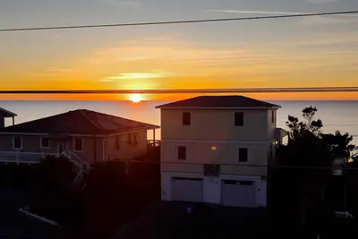 Image de Oceanview home with close proximity to the beach w/balcony