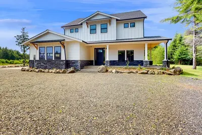 Image de Family getaway with firepit, gas grill, patio, fireplace and foosball