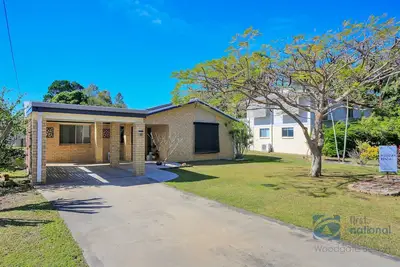 Image de Modern Comfort, One Street From The Beach!