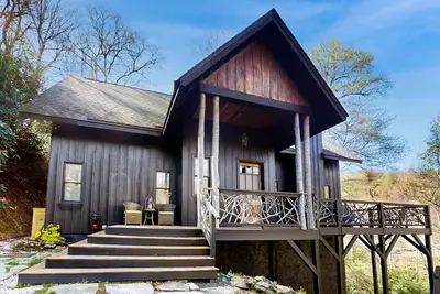 Image de Peaceful house with dock, private hot tub, firepit, deck, central Ac, & W/D