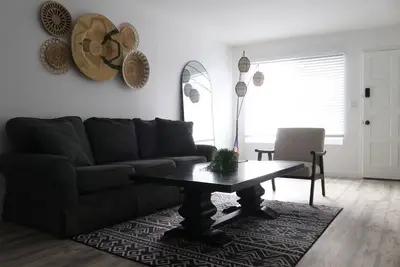 Image de Coastal Enclave 2-bedroom apartment in Huntington Beach - Dog Beach