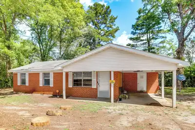 Image de Pet-Friendly Brent Home w\/ Spacious & Fenced Yard!