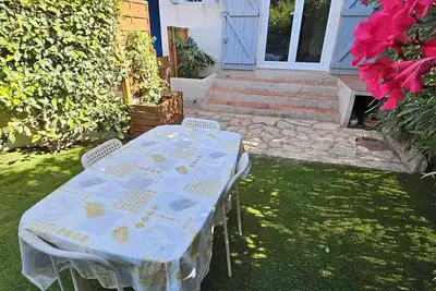Image de Bas de villa avec jardinet et stationnement