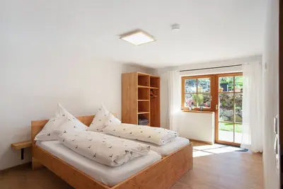 Image de Appartement \"Wiesengrund\" avec vue sur les montagnes, terrasse privée et Wi-Fi