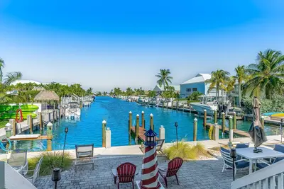 Image de Enchanting dog-friendly waterfront retreat with pool, hot tub, & amazing views