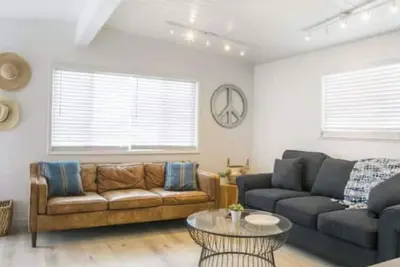 Image de Newly updated! ! Vintage Vibe, Spacious 2Br 1Ba w beach gear parking