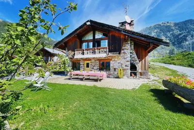 Image de Grand chalet 19 pers - Piscine - Jacuzzi - Sauna - Salle de jeux - Petanque