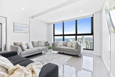 Image de Luxury Modern 3 Bedroom Unit with Ocean View (Meriton 6609 - 2n - Nb)