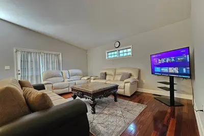Image de This charming two-level home offers the perfect mix of space and convenience
