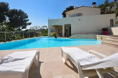 Image de Sérénité Côtière, Vues Panoramiques Spectaculaires, Villa de 4 Chambres
