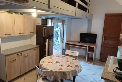 Image de Gîte  type studio avec pièce de vie et mini  cuisine, salle d'eau avec Wc.