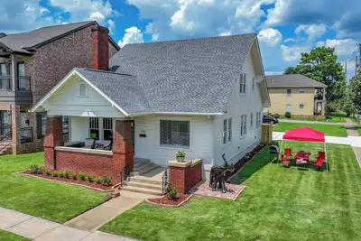 Image de Heisman House - Book for football season! Walk to Stadium!