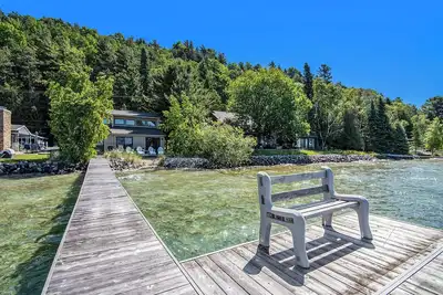 Image de Beautiful Beachfront Home on Crystal Lake