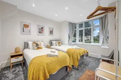 Image de Spacious 4-bedroom 4-bathroom house - free parking & great 24-7 transport links