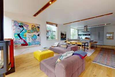 Image de 300 6th Street West - Amazing New Modern Townhome